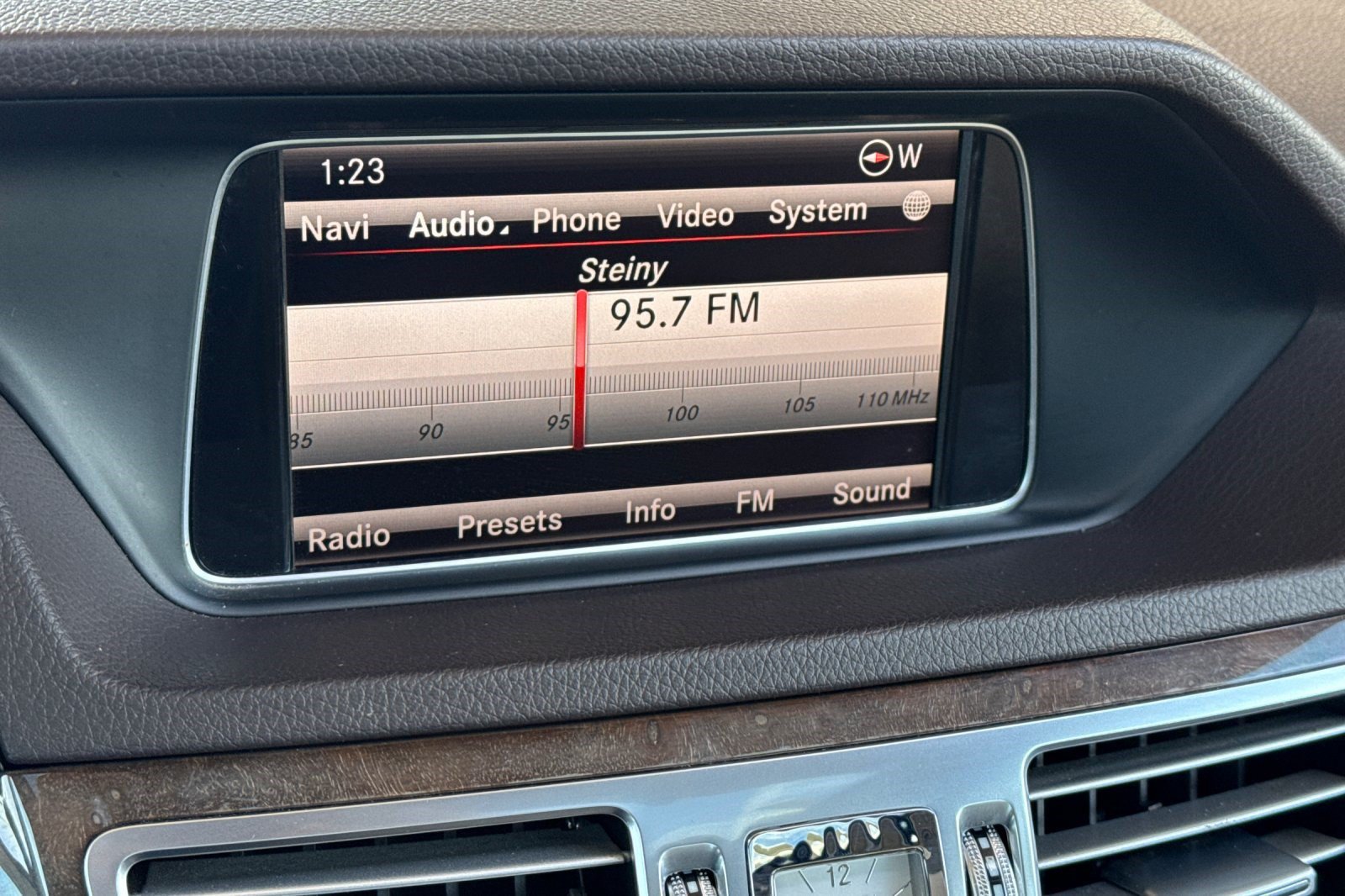Used 2015 Mercedes-Benz E 250 BlueTEC 4MATIC Sedan image 21