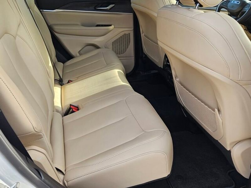 Used 2025 Jeep Grand Cherokee Limited image 12