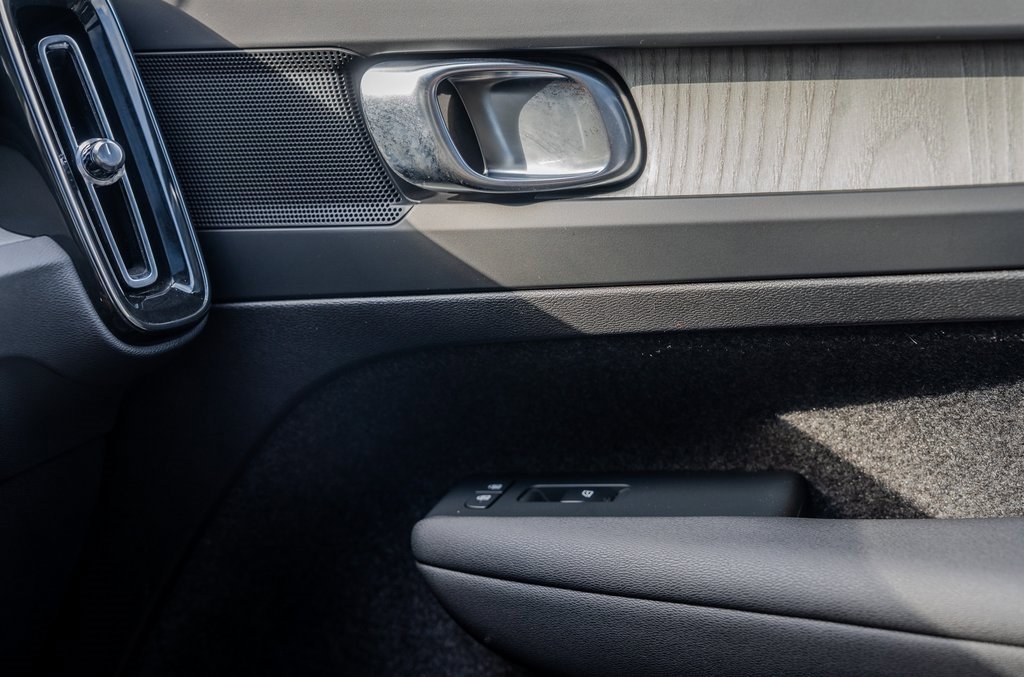 Used 2025 Volvo XC40 B5 Plus image 14