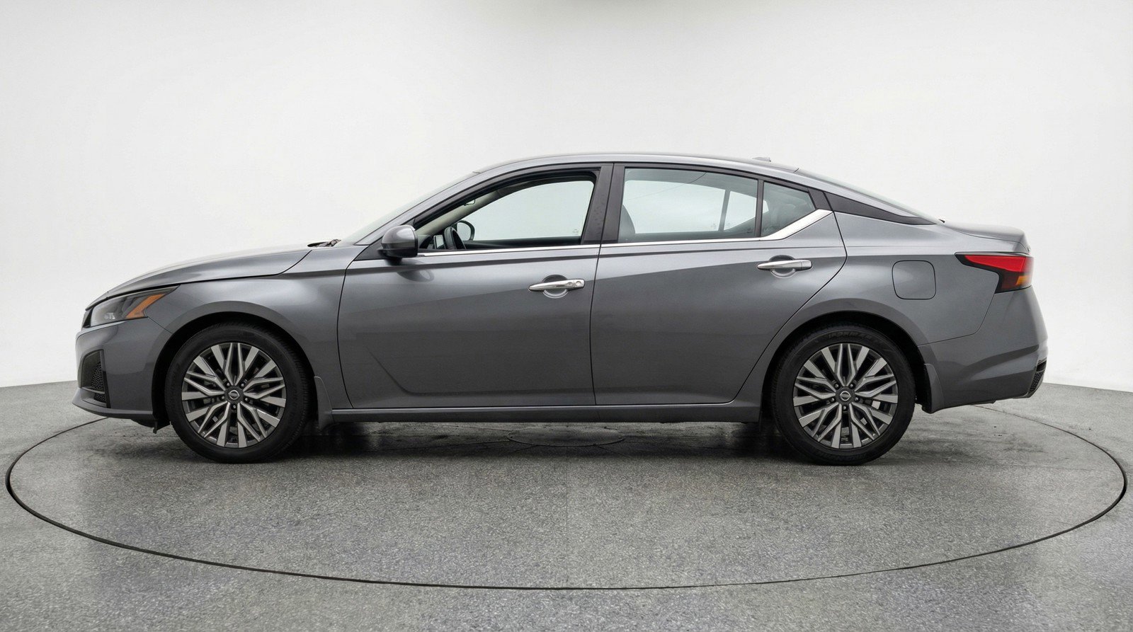 Used 2025 Nissan Altima 2.5 SV image 5