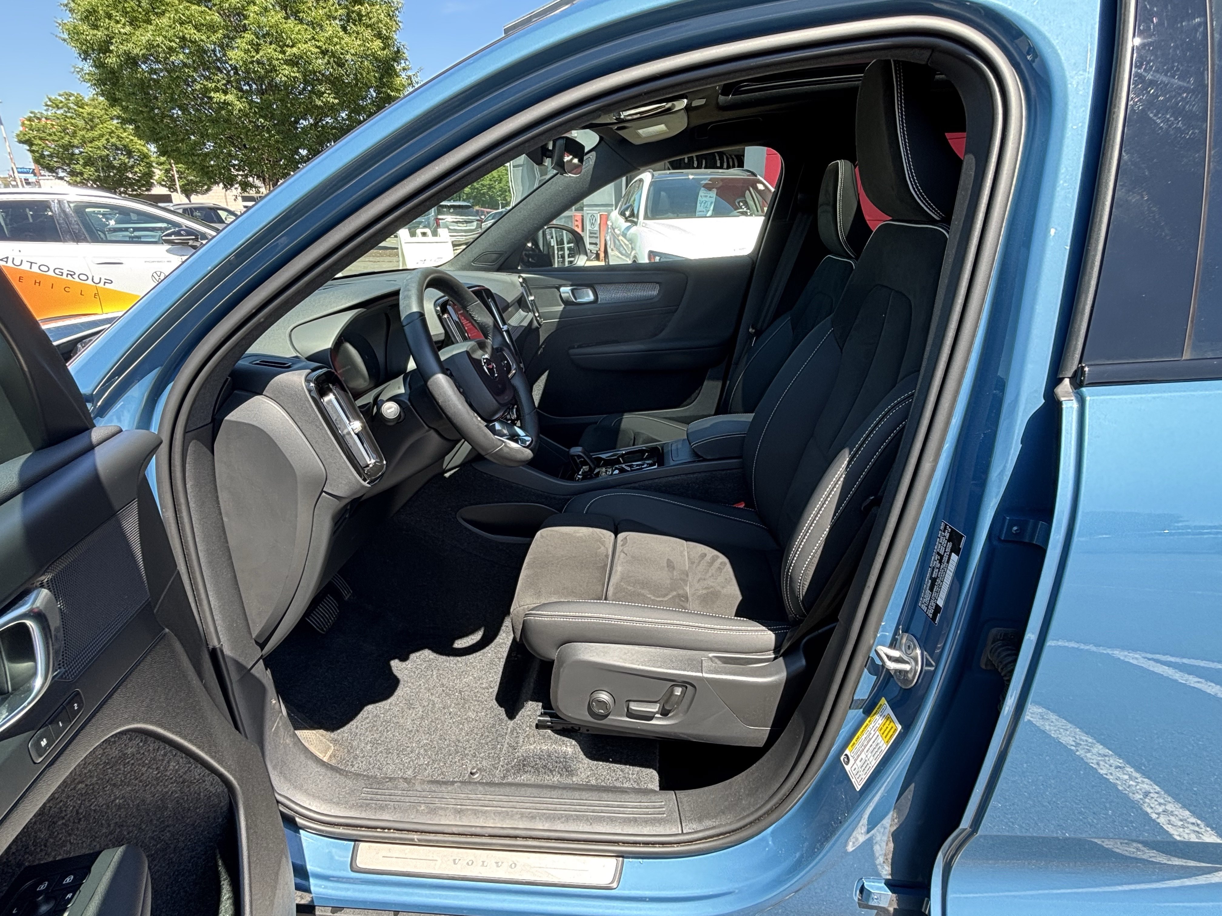 Used 2025 Volvo XC40 B5 Plus AWD/4WD image 26