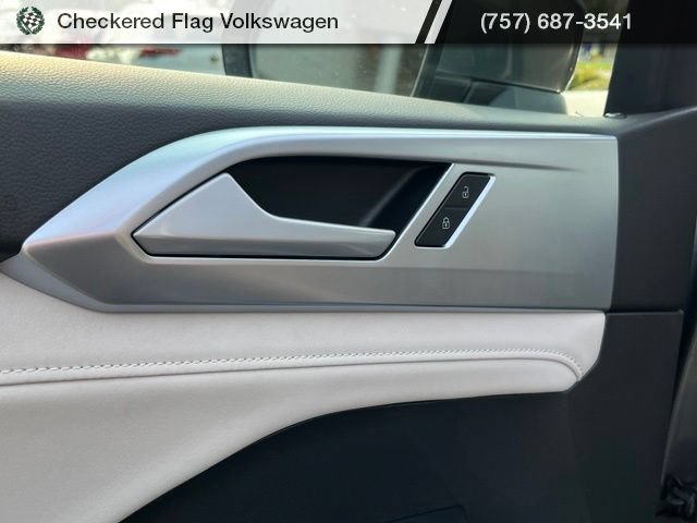 Certified 2025 Volkswagen Taos SE FWD image 14