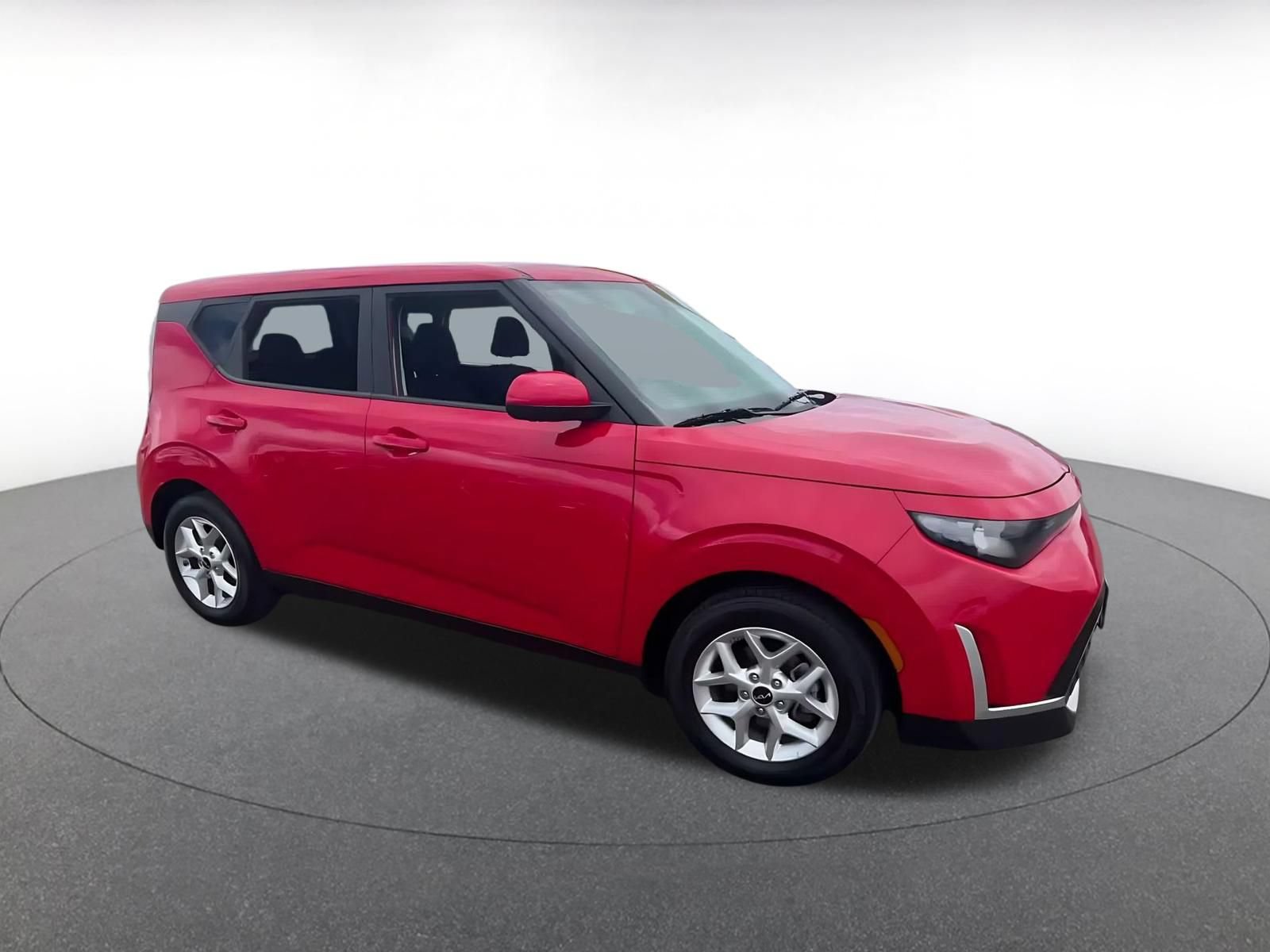 Used 2025 Kia Soul LX w/ LX Technology Package FWD image 2