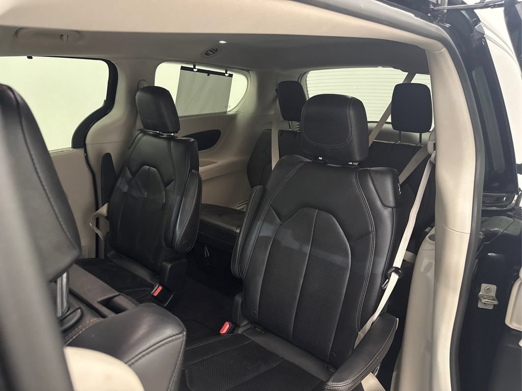 Used 2017 Chrysler Pacifica Touring-L Plus FWD image 11