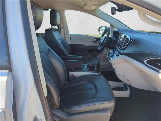 Used 2024 Chrysler Pacifica Touring-L image 18