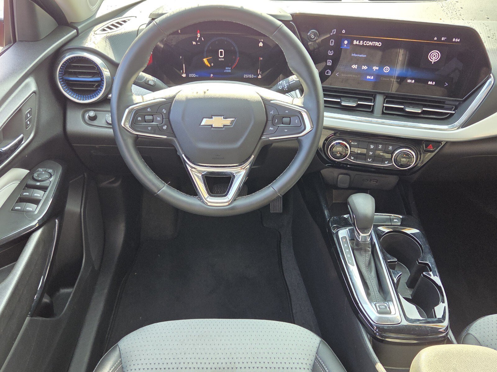 Used 2025 Chevrolet Trax LT w/ LT Convenience Package FWD image 11