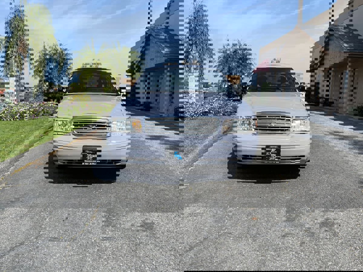 Used 2004 Ford Crown Victoria Police Interceptor RWD image 2