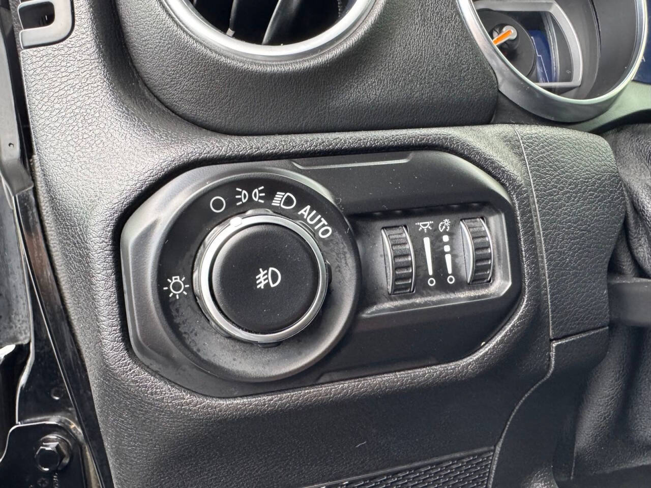 Used 2021 Jeep Wrangler Unlimited Sahara w/ Uconnect 4C Nav & Sound Group AWD/4WD image 15