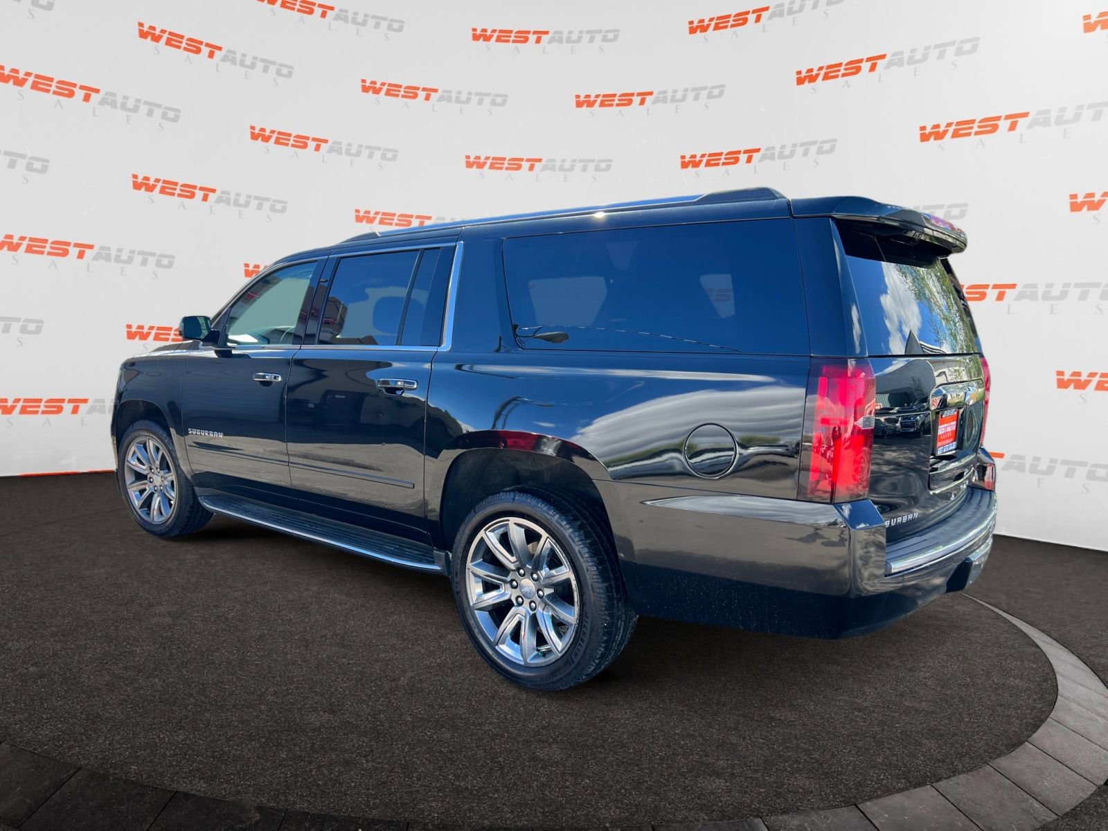 Used 2020 Chevrolet Suburban Premier image 3
