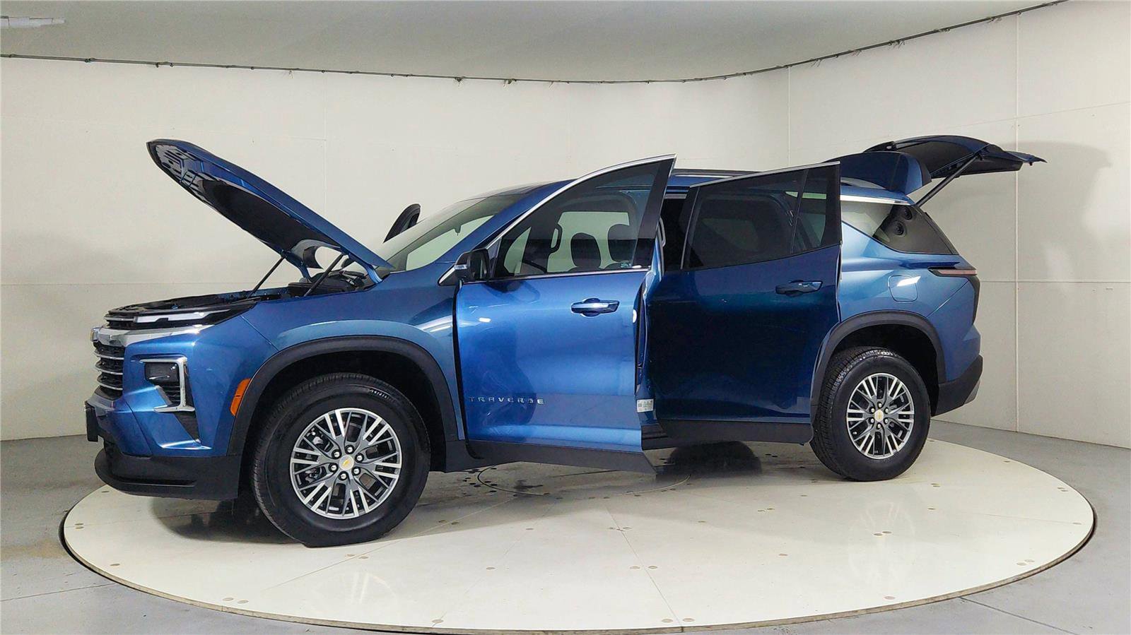 Used 2025 Chevrolet Traverse LT w/ Driver Confidence Package image 10