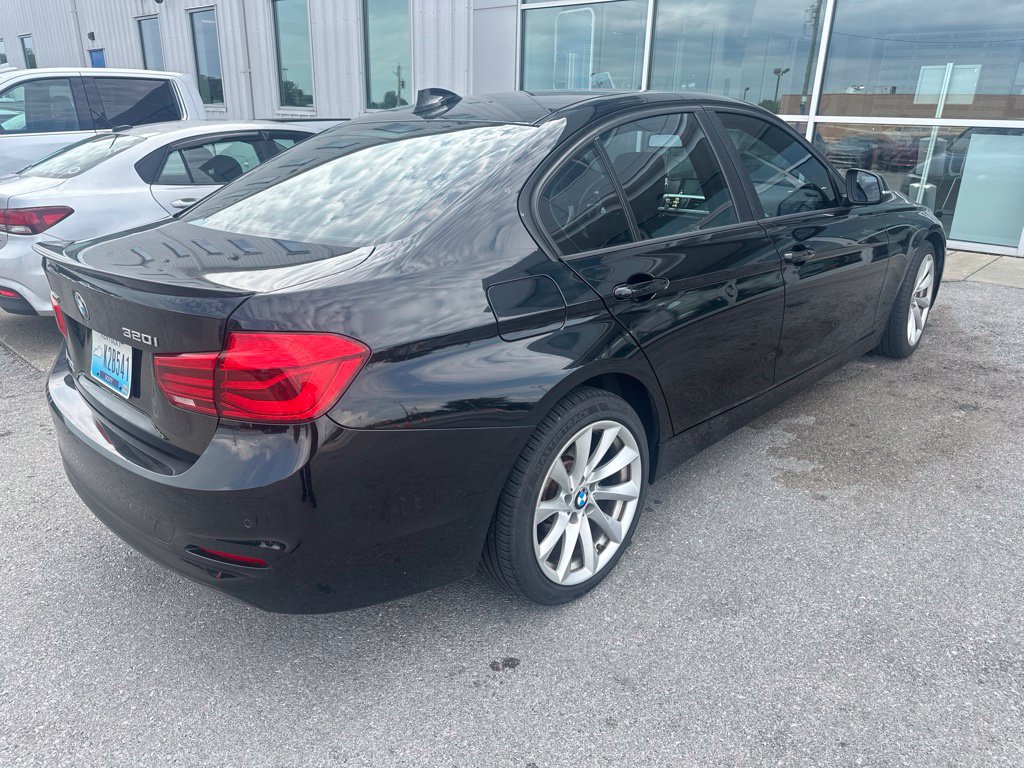 Used 2016 BMW 320i xDrive Sedan w/ Sport Package AWD/4WD image 3