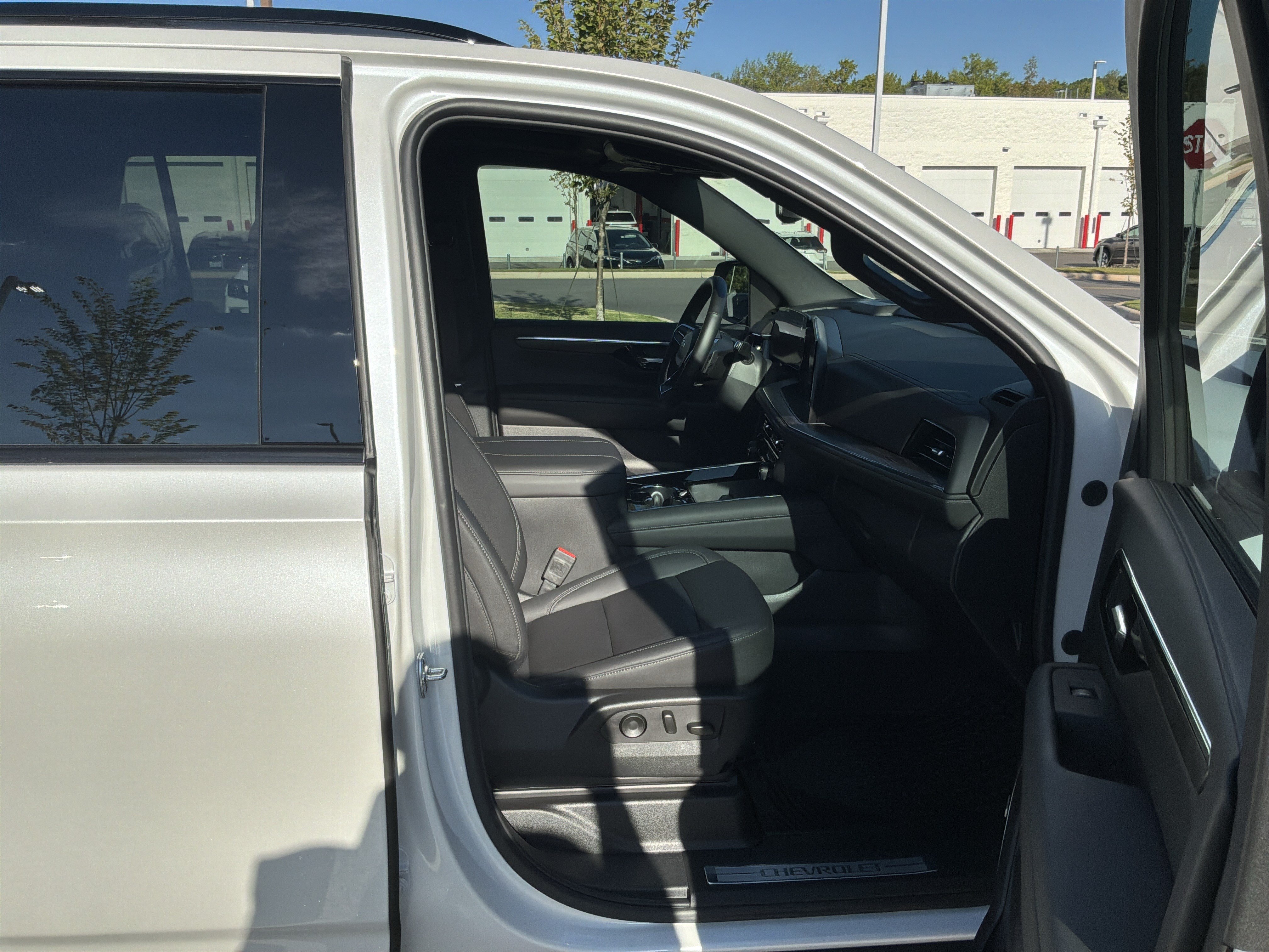 Used 2025 Chevrolet Tahoe Z71 w/ Comfort Package AWD/4WD image 34