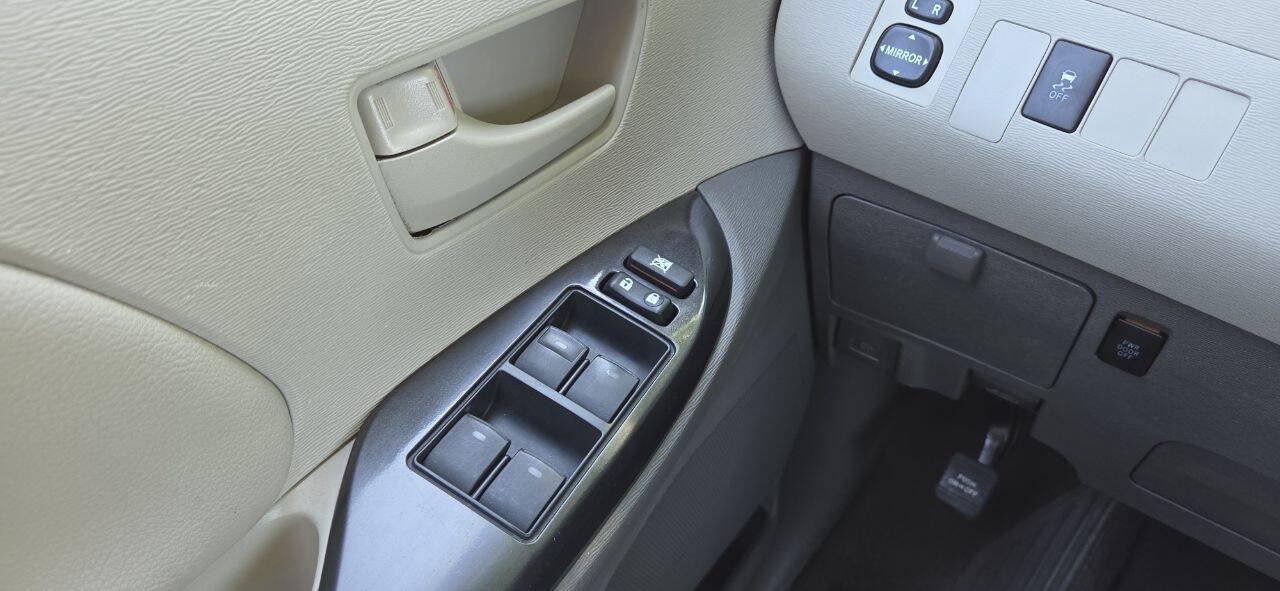 Used 2011 Toyota Sienna LE FWD image 35