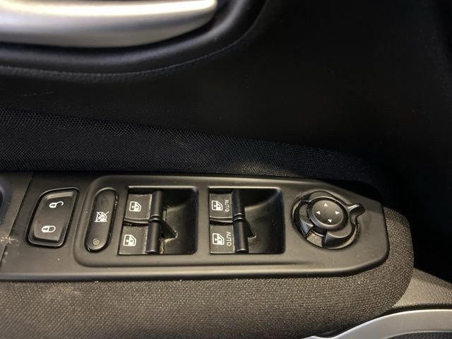 Used 2019 Jeep Renegade Latitude w/ Cold Weather Group image 12