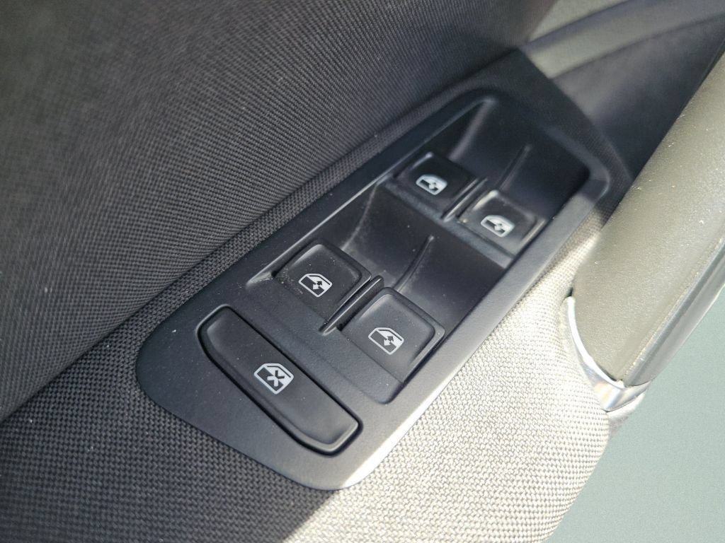 Used 2016 Volkswagen e-Golf SE w/ DC Fast Charging Package FWD image 27