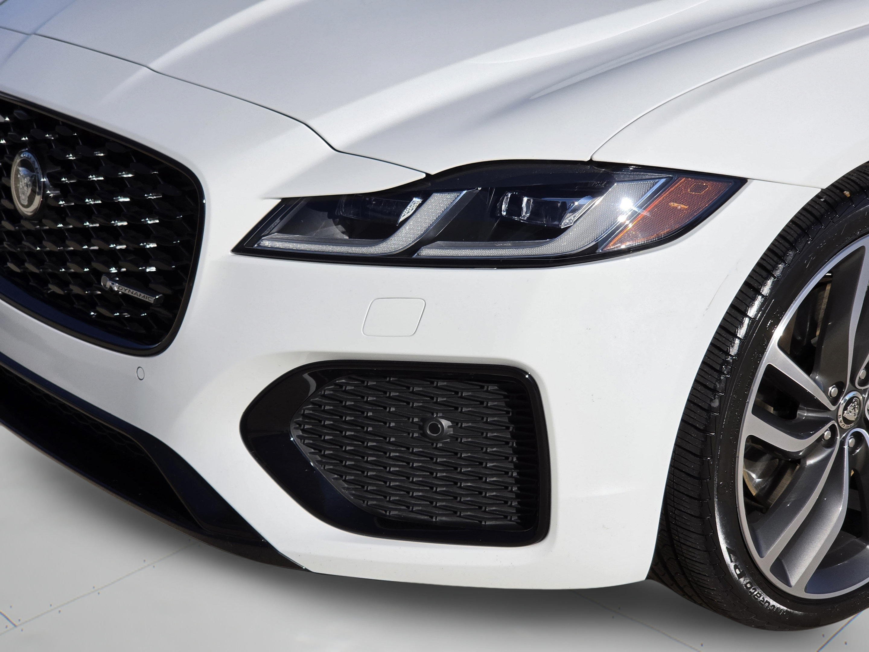 Certified 2024 Jaguar XF R-Dynamic SE AWD/4WD image 34