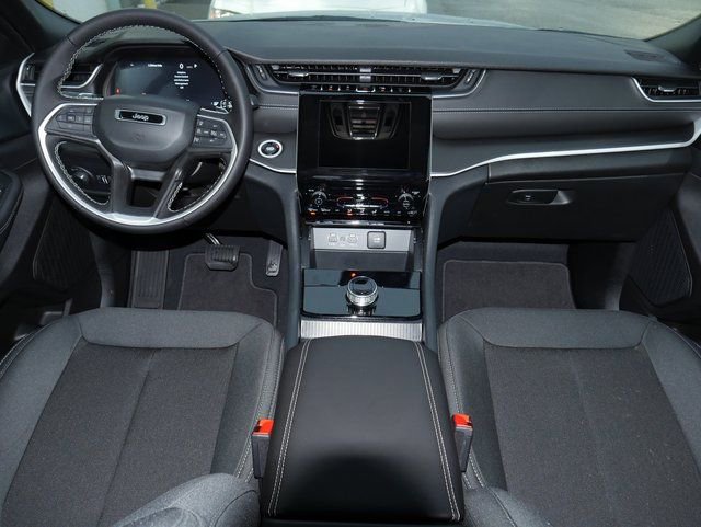 New 2025 Jeep Grand Cherokee Laredo image 5