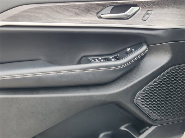 Used 2023 Jeep Grand Cherokee Limited w/ Black Appearance Package image 22