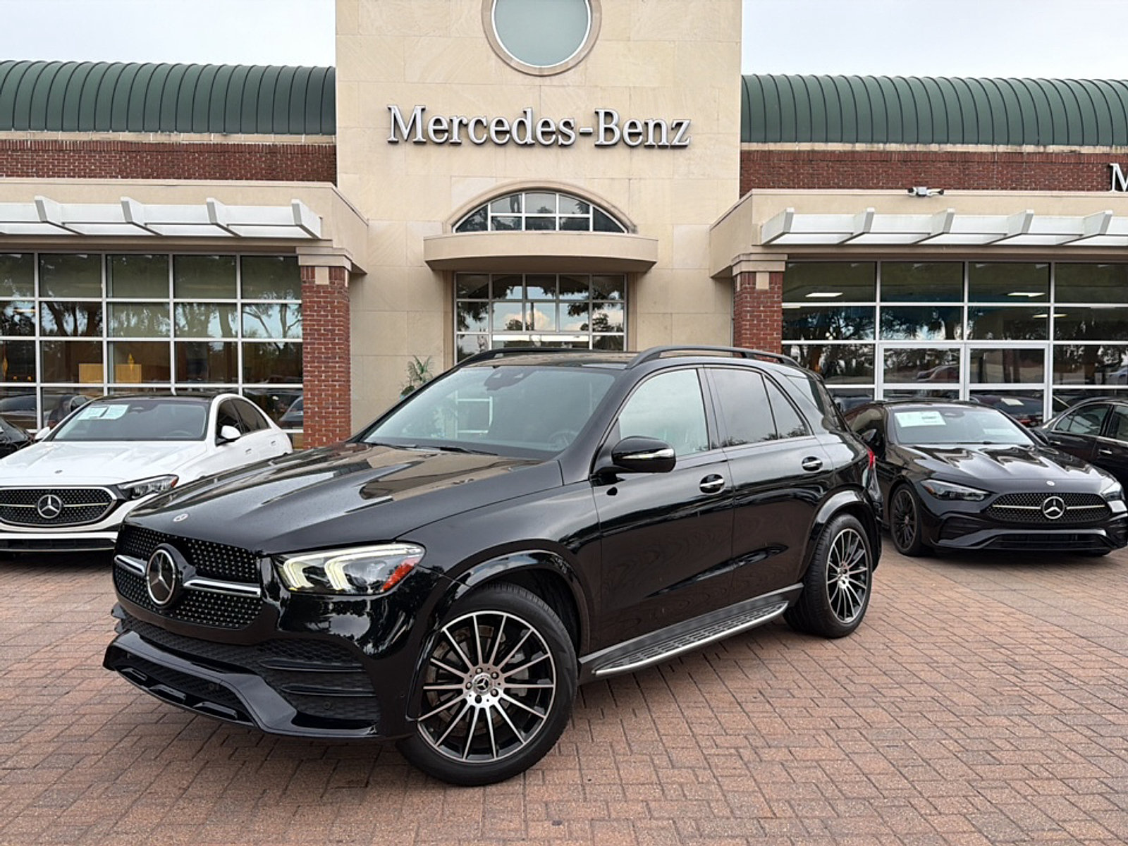 Used 2022 Mercedes-Benz GLE 350 w/ AMG Line Exterior image 3