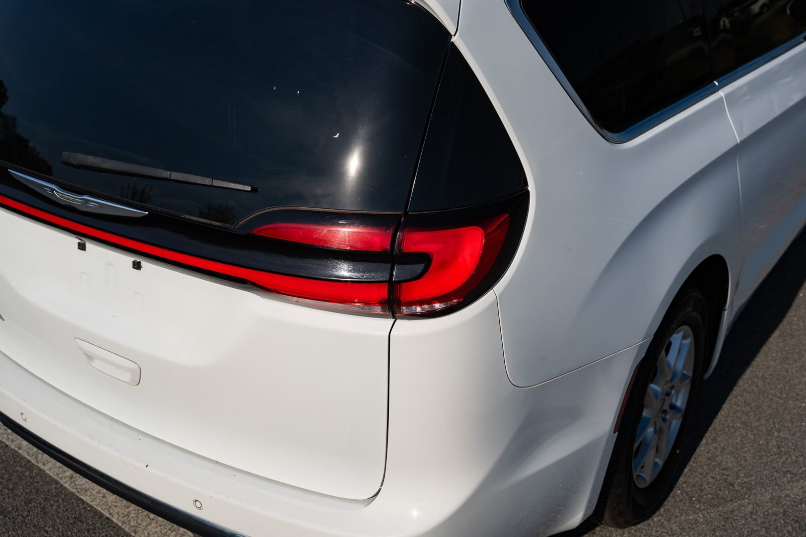Used 2023 Chrysler Pacifica Touring-L image 14