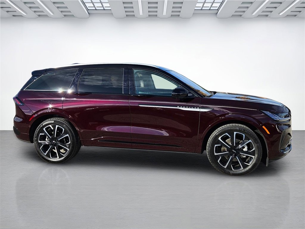 Used 2025 Lincoln Nautilus Reserve image 4