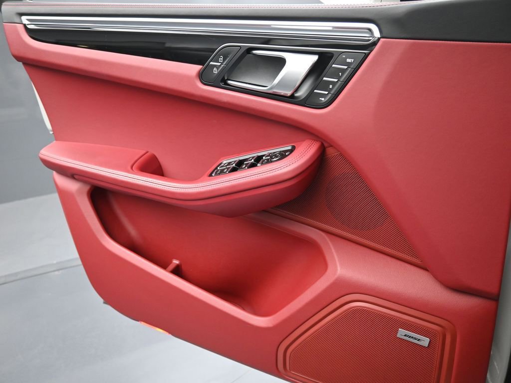 Certified 2025 Porsche Macan AWD/4WD image 23