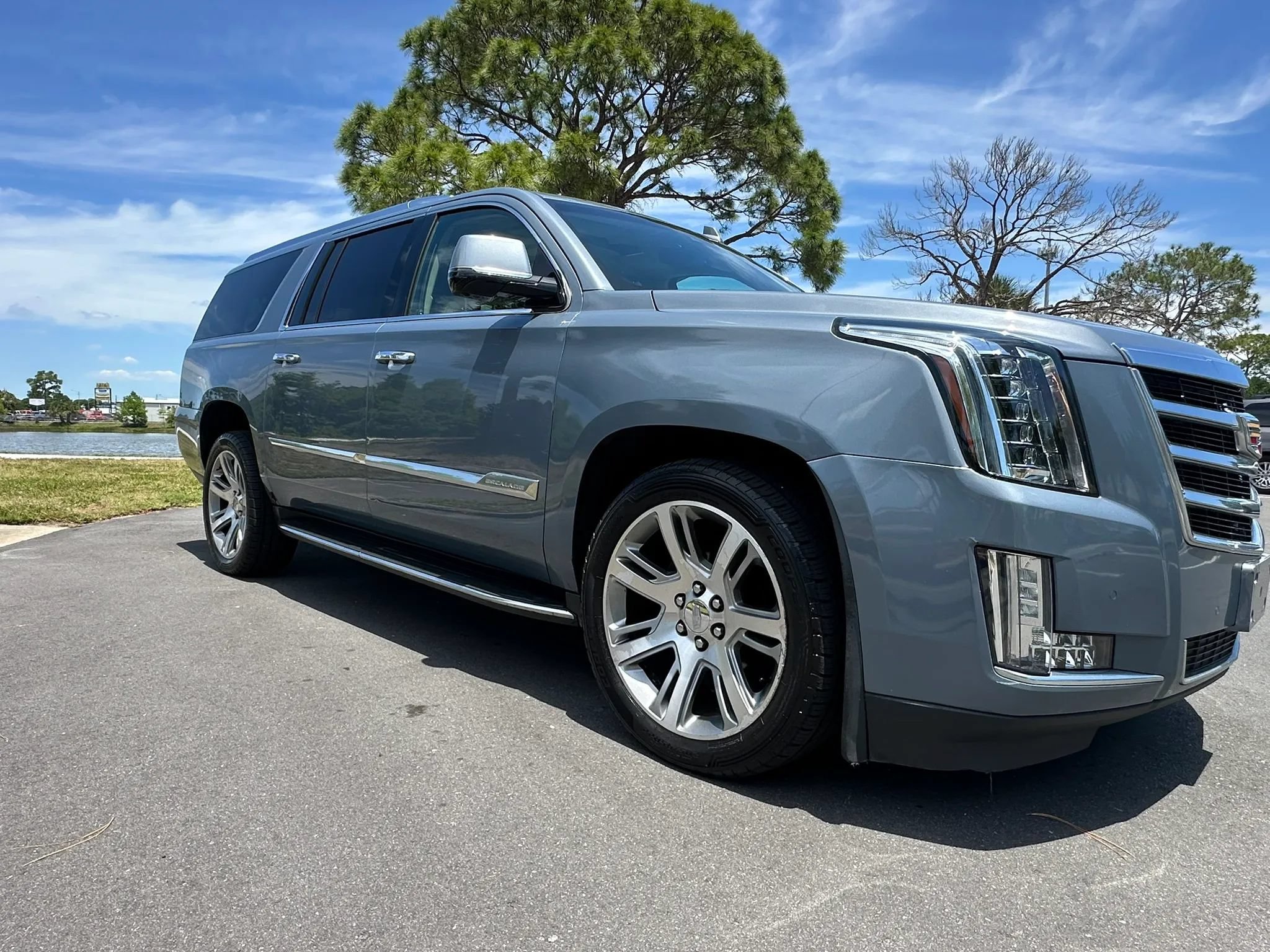 Used 2016 Cadillac Escalade ESV Luxury AWD/4WD image 4