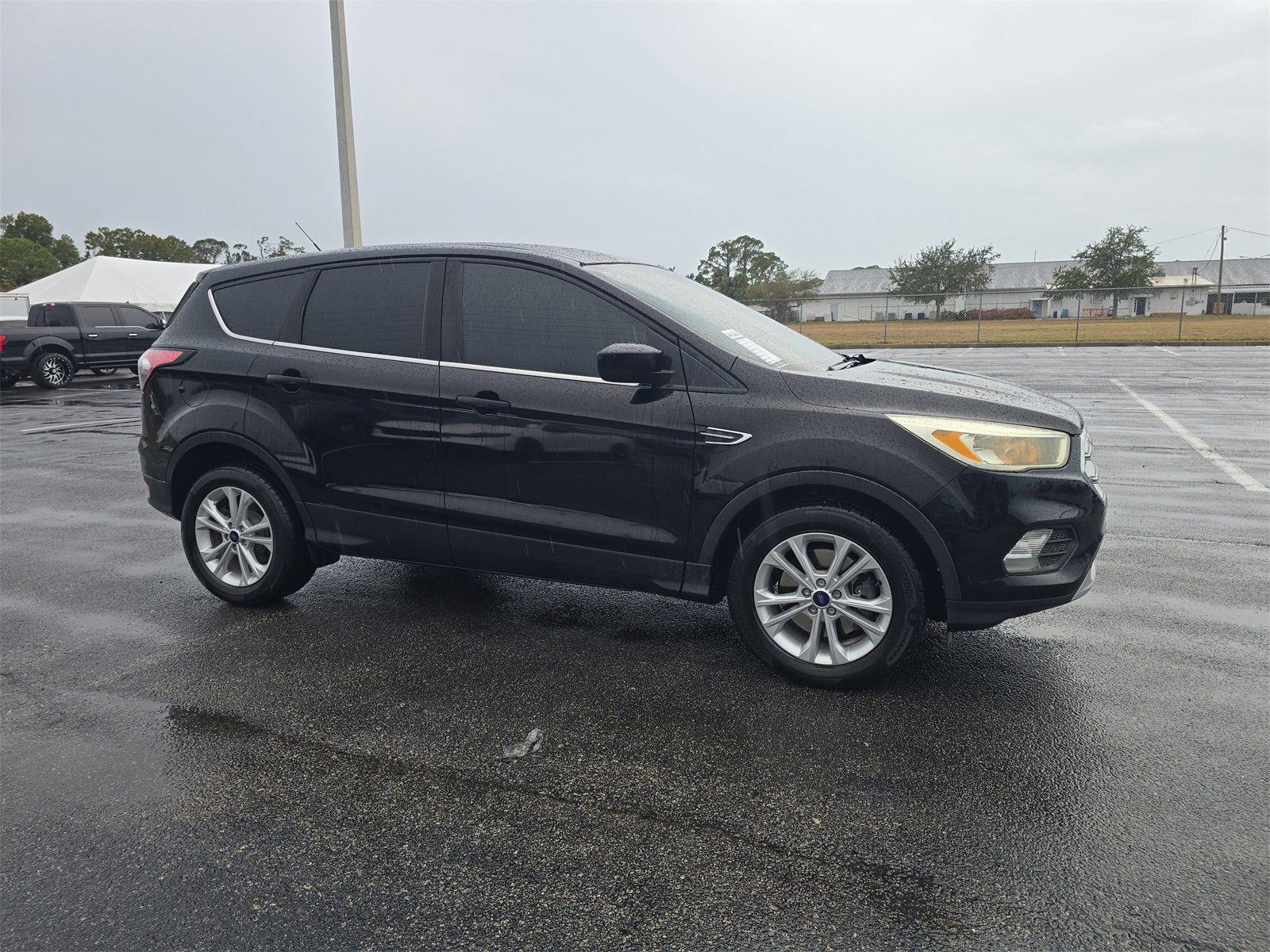 Used 2017 Ford Escape SE image 2