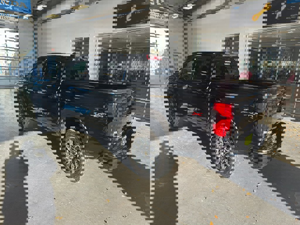 Used 2023 Chevrolet Colorado LT w/ LT Convenience Package III image 3