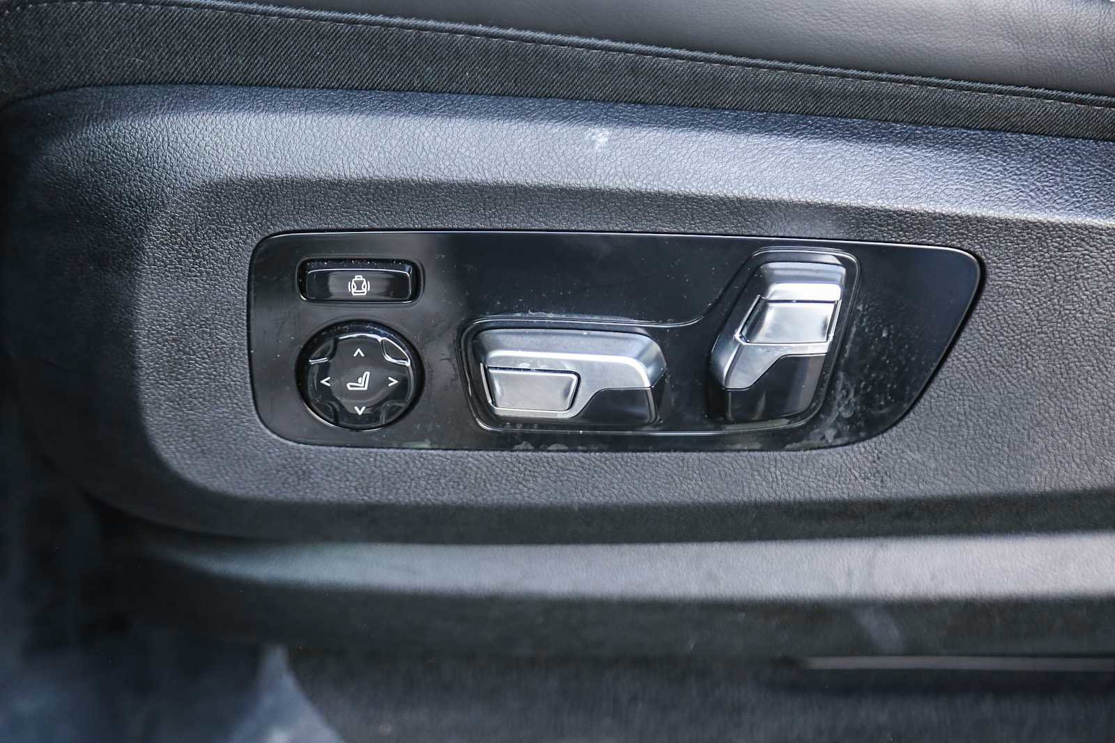 Used 2026 BMW X7 M60i w/ Climate Comfort Package image 18