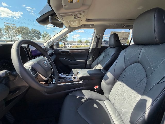 New 2026 Toyota Highlander Platinum AWD/4WD image 10