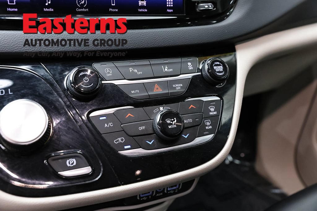 Used 2023 Chrysler Pacifica Touring-L FWD image 20