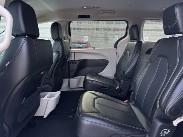 Certified 2024 Chrysler Pacifica Touring-L image 19