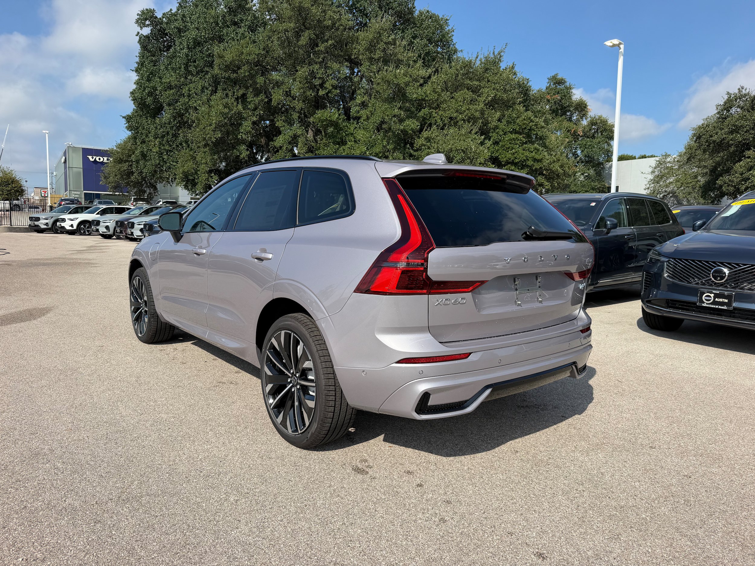 New 2026 Volvo XC60 T8 Ultra w/ Climate Package AWD/4WD image 4