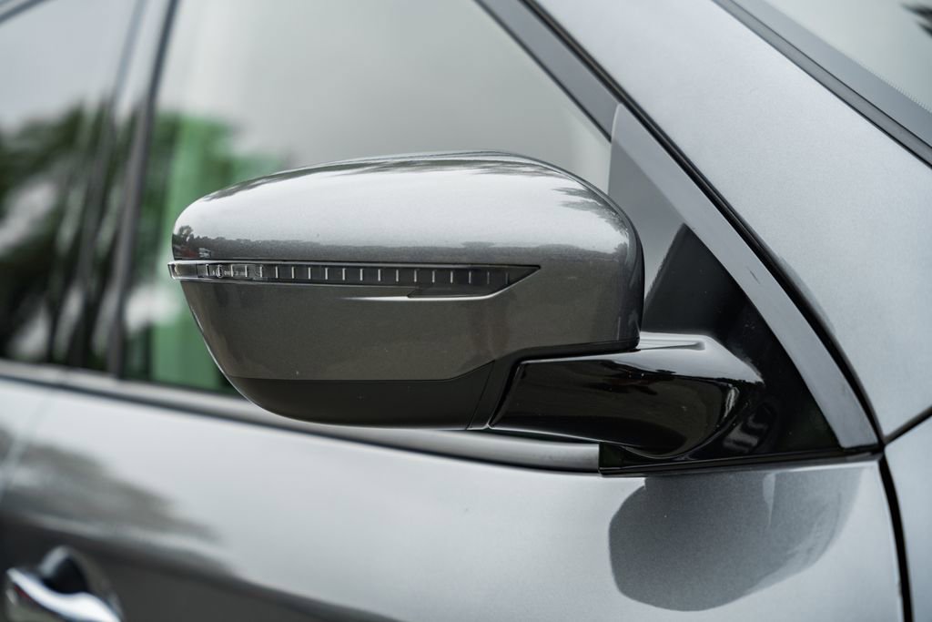 Used 2020 Nissan Pathfinder SV image 11