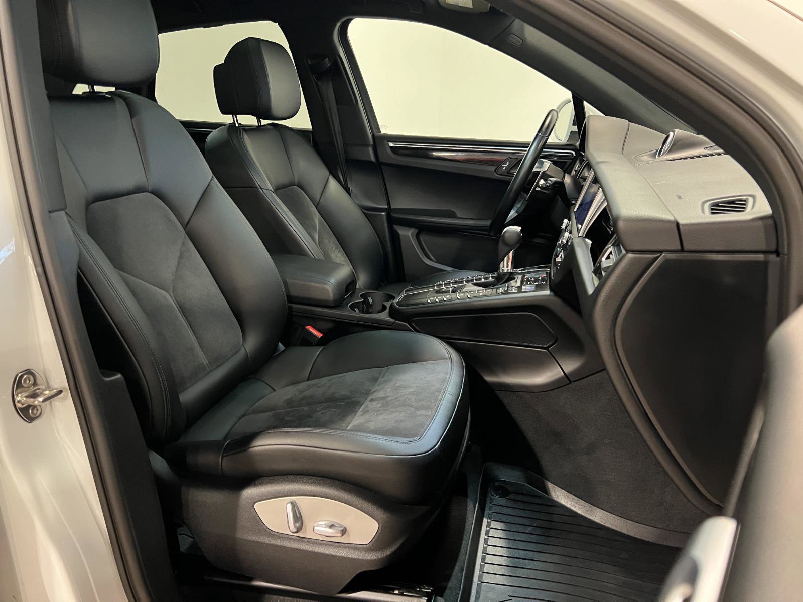 Used 2021 Porsche Macan image 36