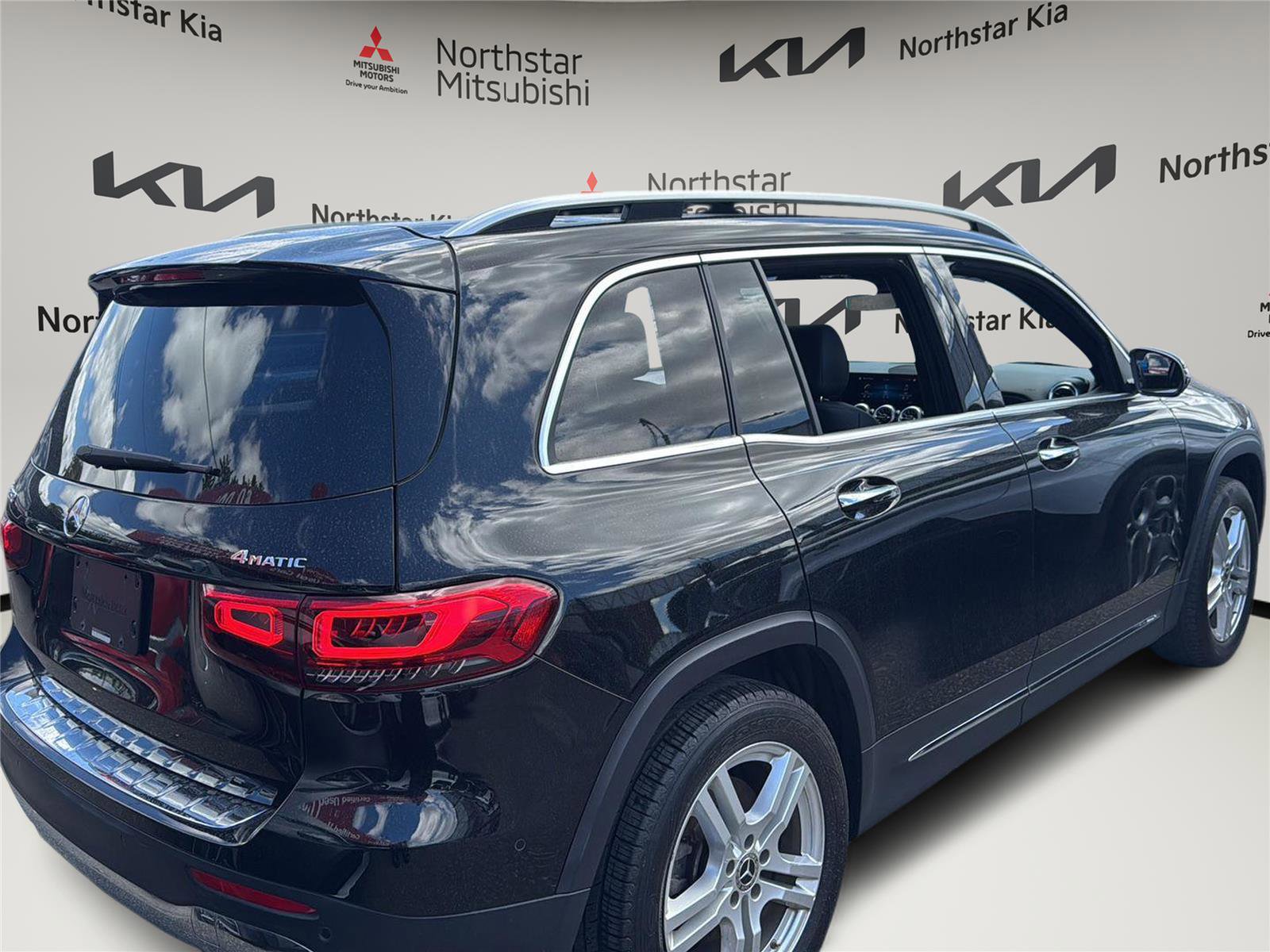Used 2023 Mercedes-Benz GLB 250 4MATIC w/ Premium Package image 29