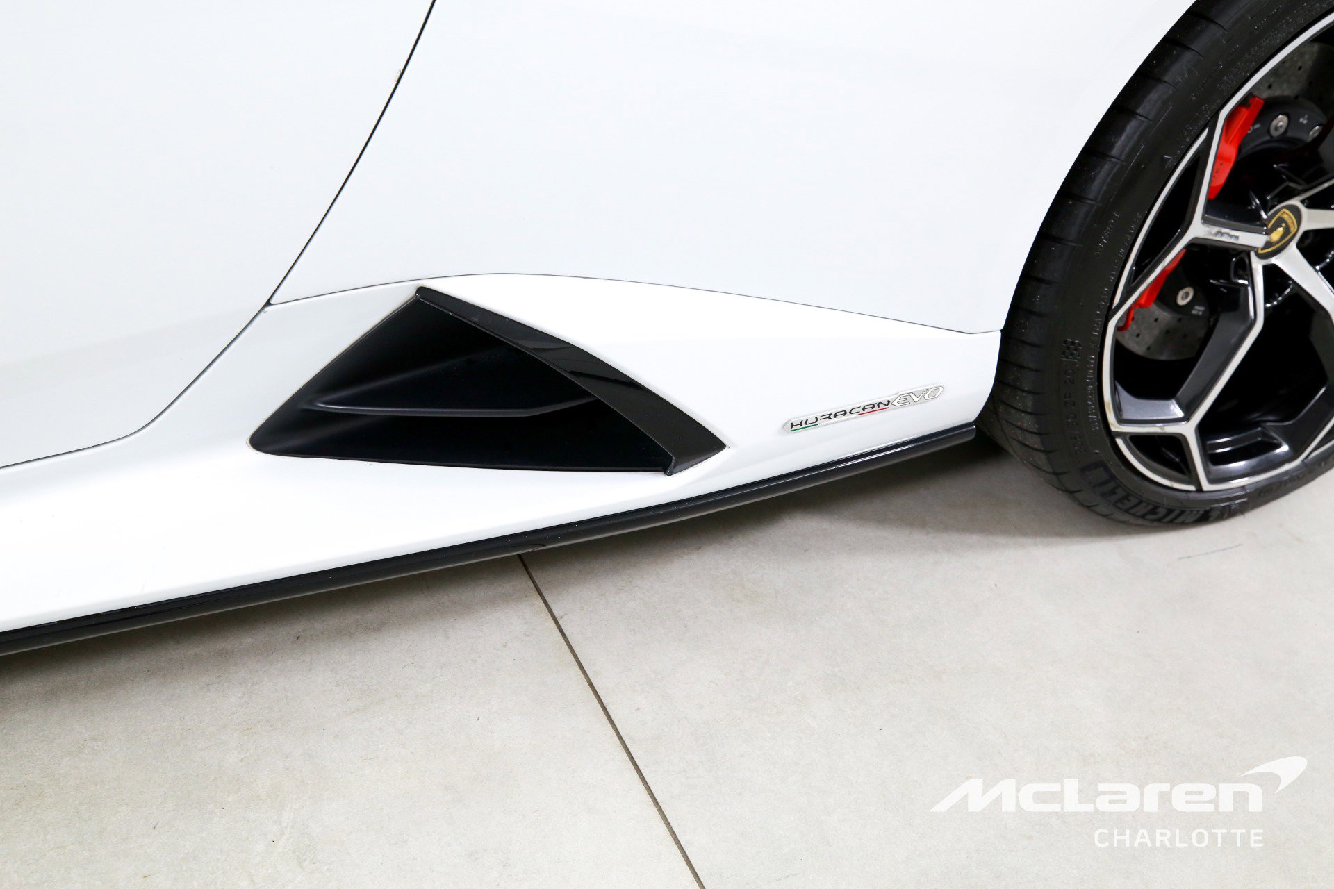 Used 2020 Lamborghini Huracan EVO image 32