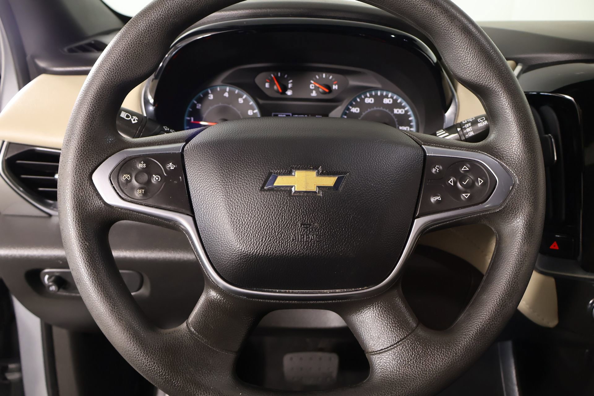 Used 2023 Chevrolet Traverse LS image 3