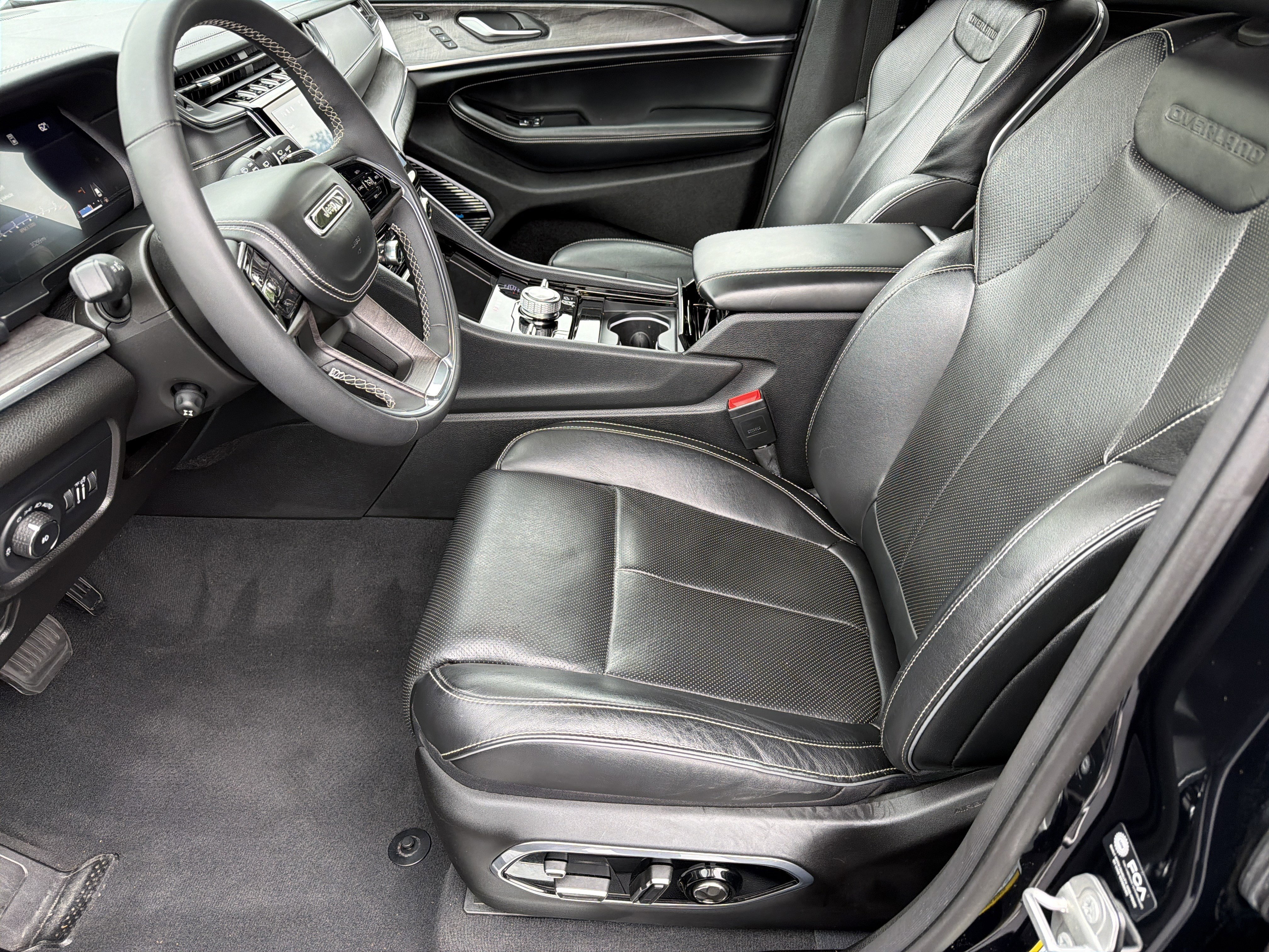 Used 2023 Jeep Grand Cherokee Overland w/ Luxury Tech Group IV AWD/4WD image 7