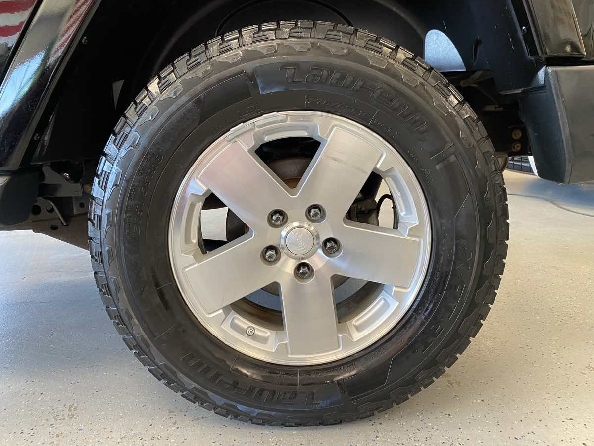 Used 2009 Jeep Wrangler Unlimited Sahara w/ Dual Top Group AWD/4WD image 24