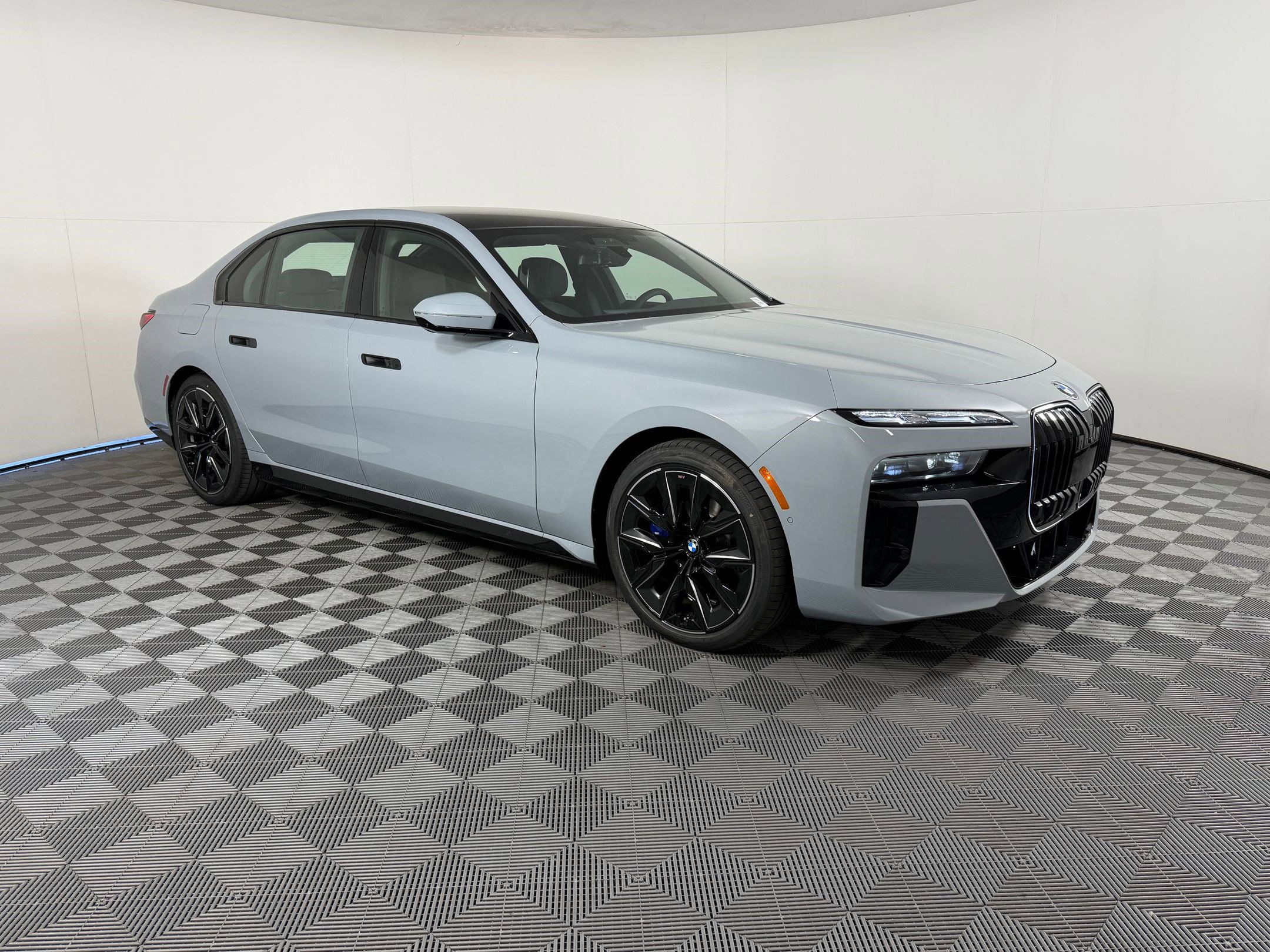 Used 2026 BMW 760i xDrive w/ Executive Package AWD/4WD image 7