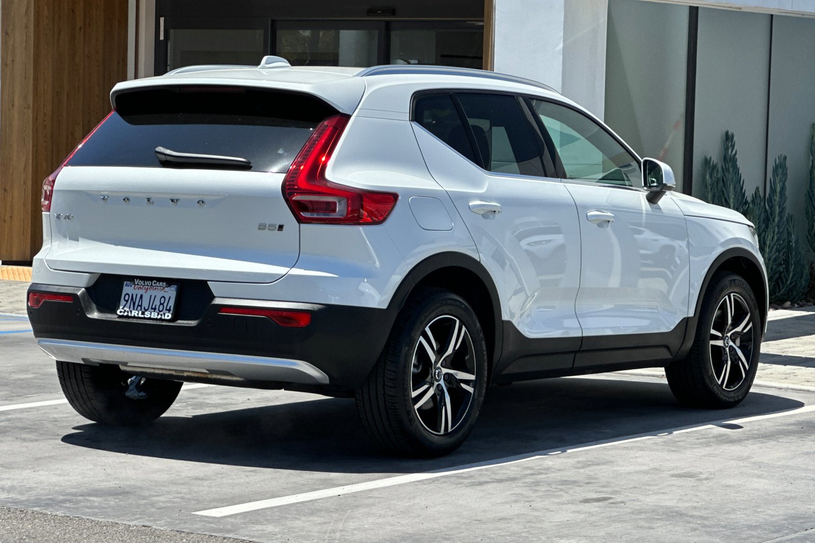 Certified 2025 Volvo XC40 B5 Core image 4