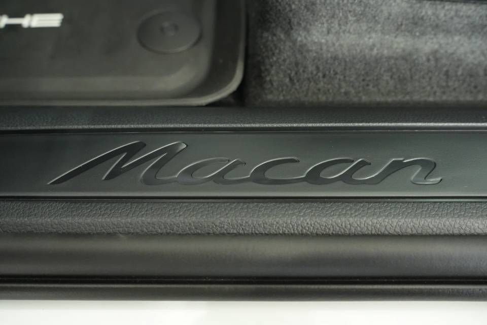 Certified 2025 Porsche Macan AWD/4WD image 32