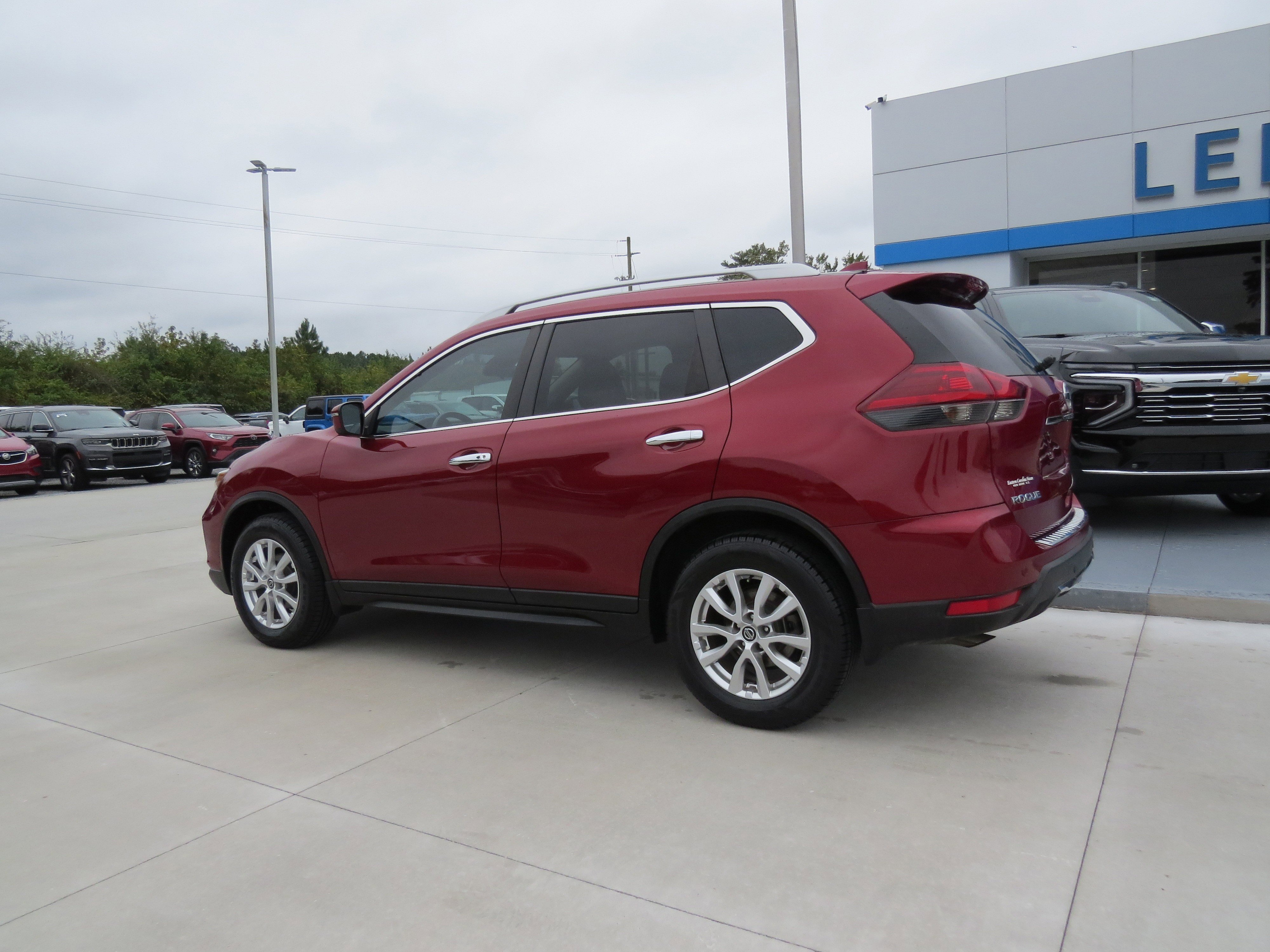 Used 2020 Nissan Rogue SV image 3