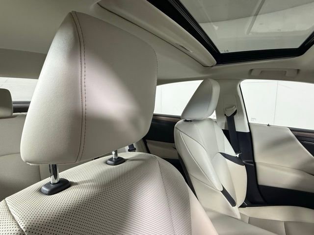 Used 2025 Lexus ES 300h w/ Premium Package image 36