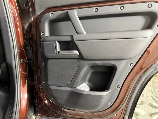 Used 2025 Land Rover Defender 130 X-Dynamic SE AWD/4WD image 37