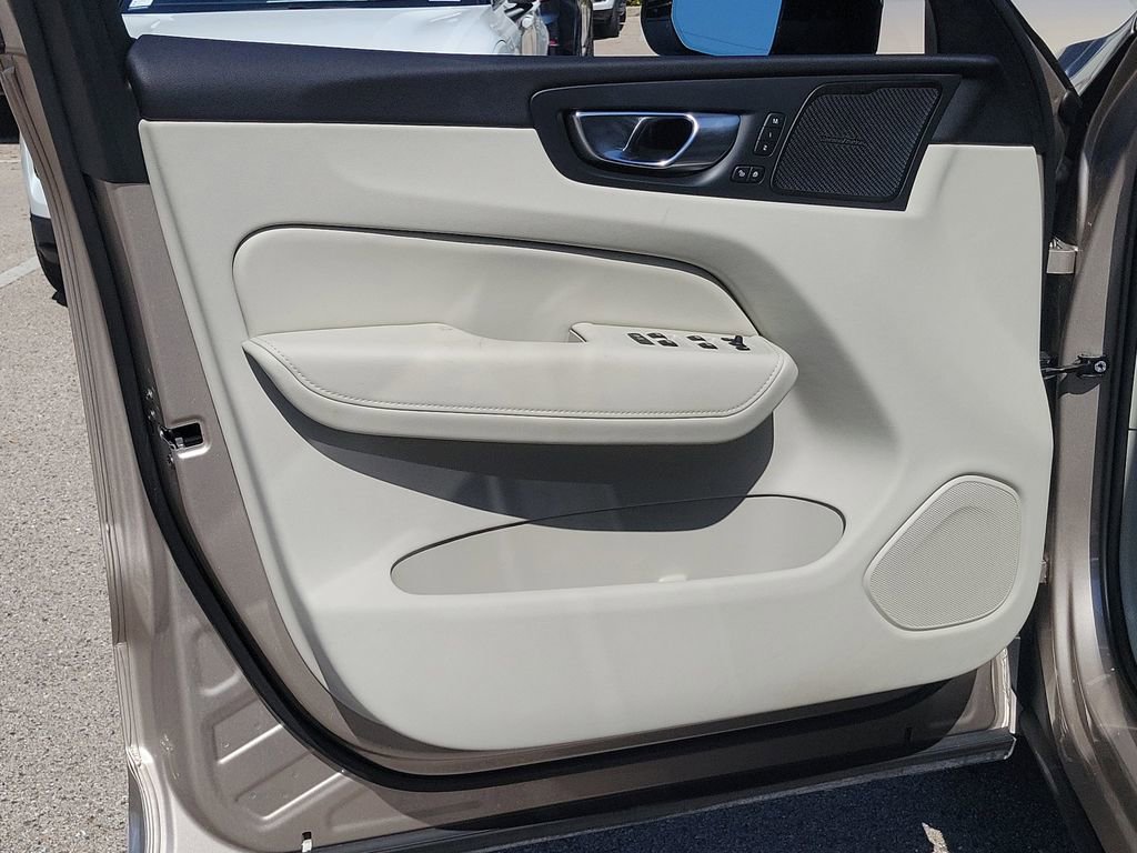 Used 2025 Volvo XC60 B5 Plus w/ Protection Package Premier image 28