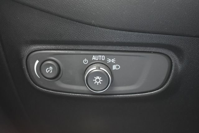 Used 2018 Chevrolet Equinox LT FWD image 19