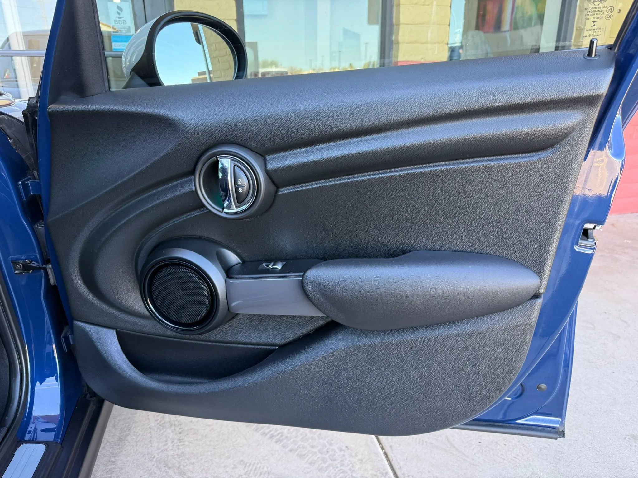 Used 2015 MINI Cooper 4-Door Hardtop image 25